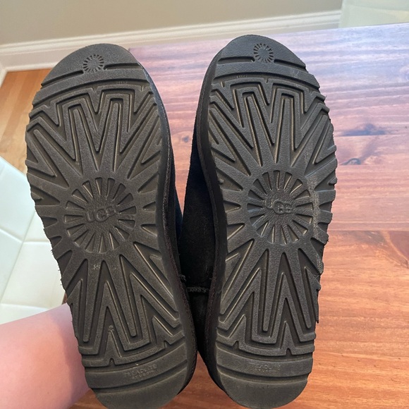 UGG mini Bailey button suede fur lined boot 8 - Picture 2 of 7